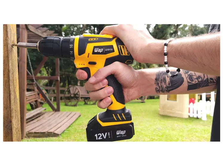 Furadeira e Parafusadeira Wap a Bateria 12V com Maleta 13 Peças BPF 12K3